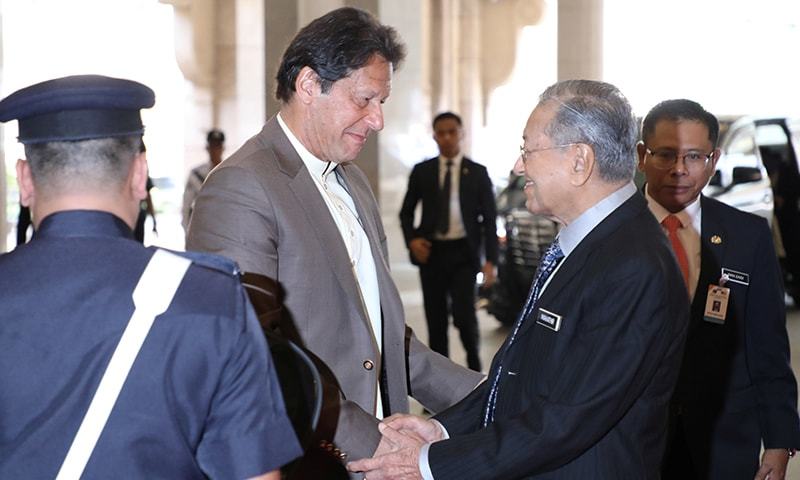 معاہدے کے تحت ملائیشیا میں موجود پاکستانی محنت کشوں کو حادثے کی صورت میں مفت طبی اور مالی امداد فراہم کی جائیں گی &mdash; فائل فوٹو:رائٹرز