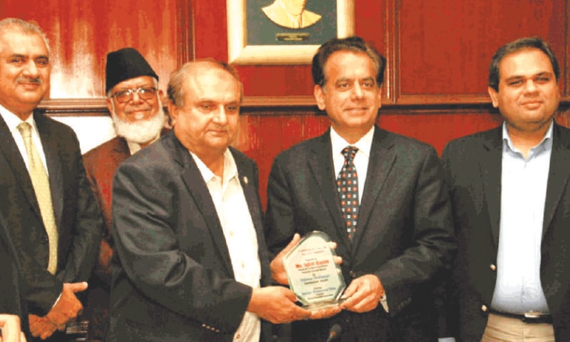 KARACHI: Commissioner Karachi Iftikhar Shallwani presents a shield to former Test spinner Iqbal Qasim for his appointment as head of PCB cricket committee here on Monday.