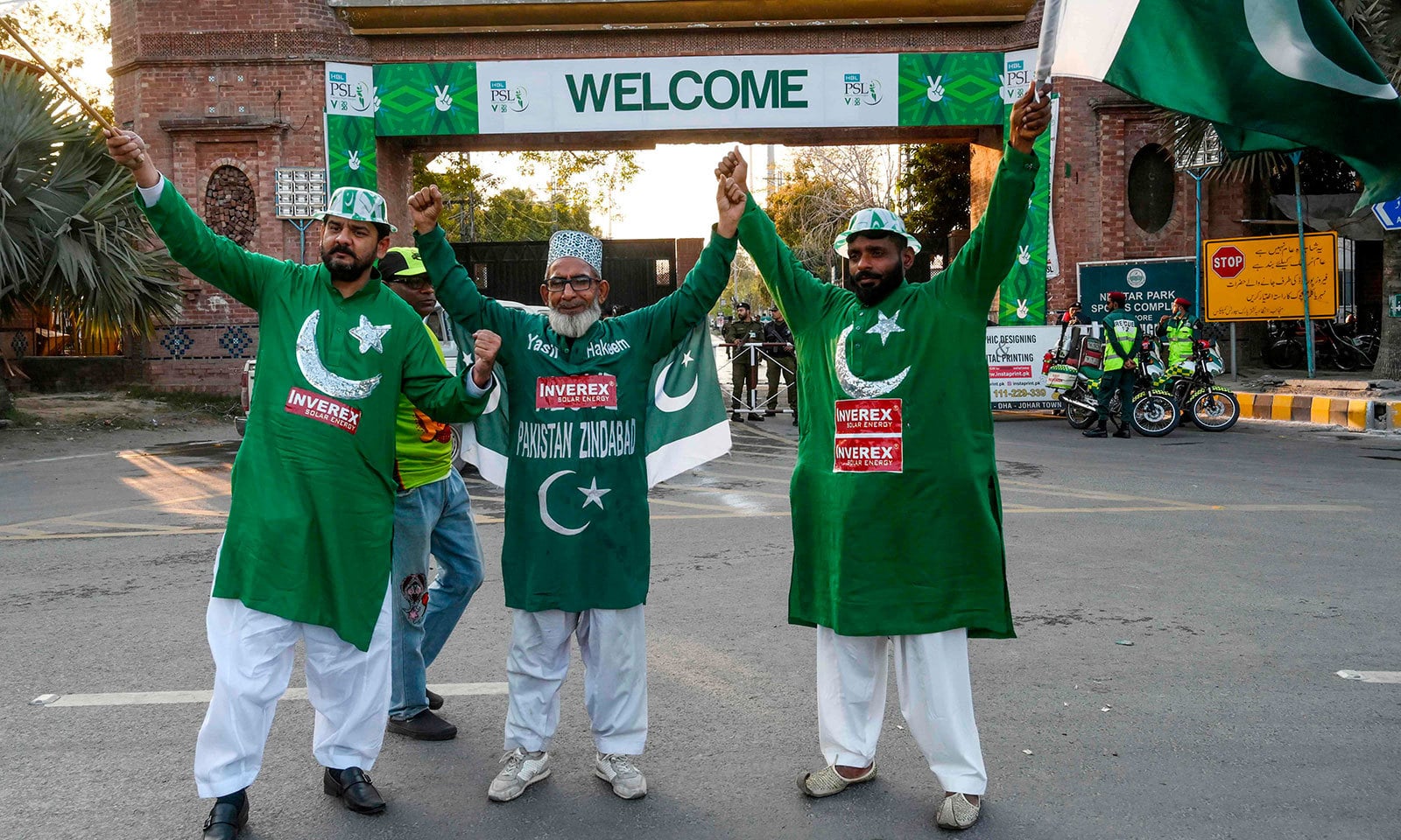 قذافی اسٹیڈیم میں پی ایس ایل 2020 کو خوش آمدید کہا گیا—فوٹو:اے ایف پی