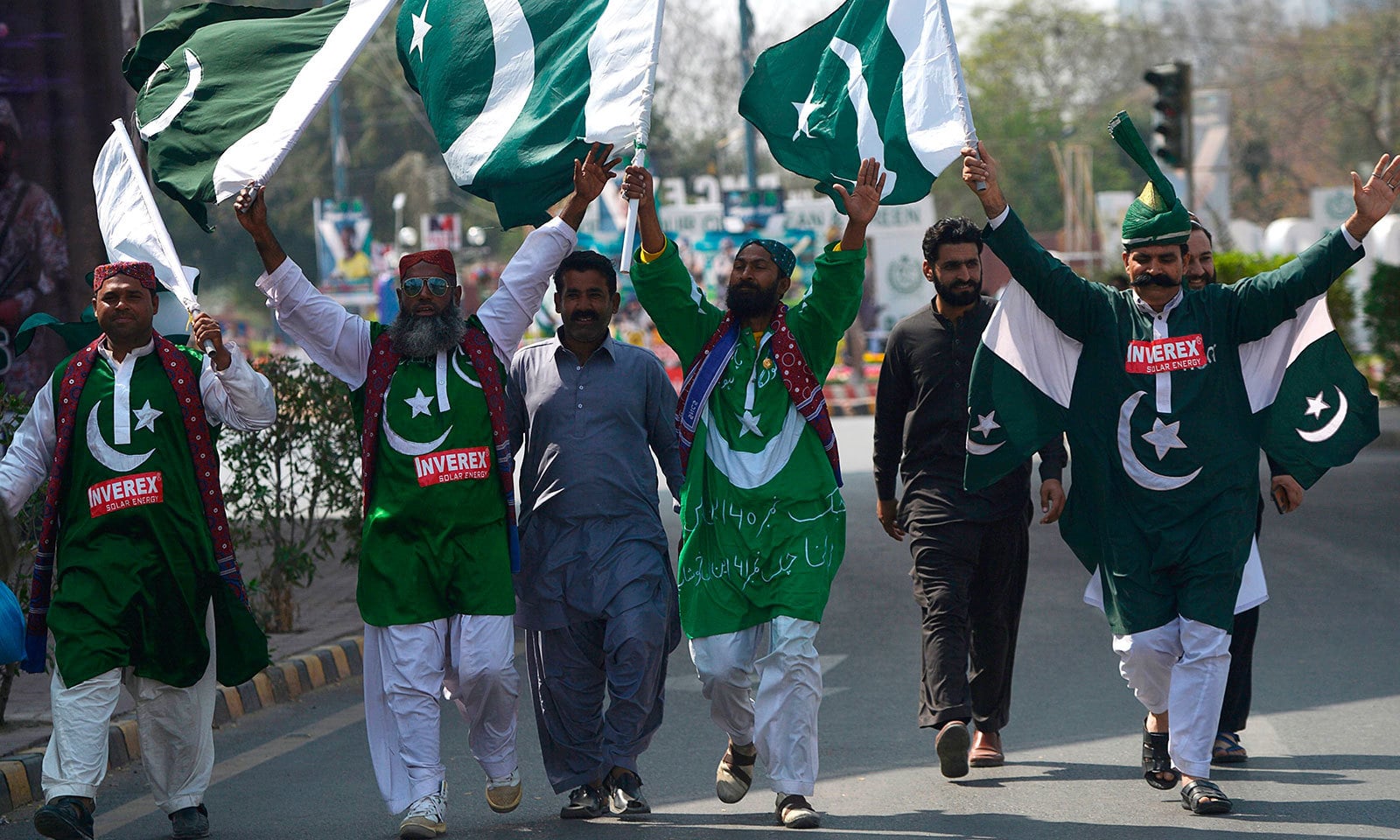 کراچی میں کرکٹ شائقین نے قومی پرچم اٹھائے ہوئے تھے—فوٹو:اے ایف پی