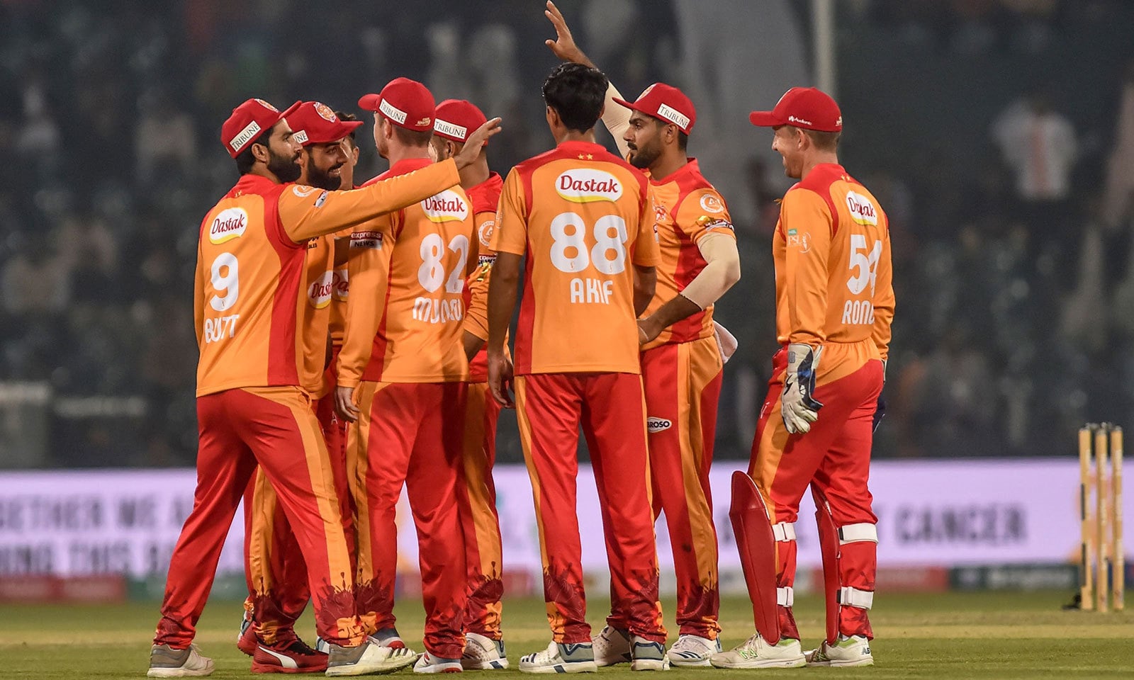 اسلام آباد کے عماد بٹ نے 4 کھلاڑیوں کو آؤٹ کیا—فوٹو:اے ایف پی