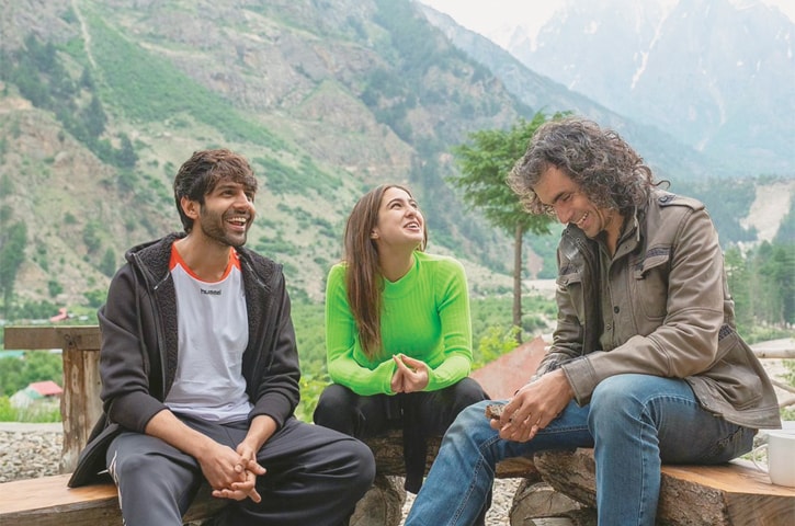 Imtiaz Ali (right) with the leading actors of his film, Kartik Aryan and Sara Ali Khan
