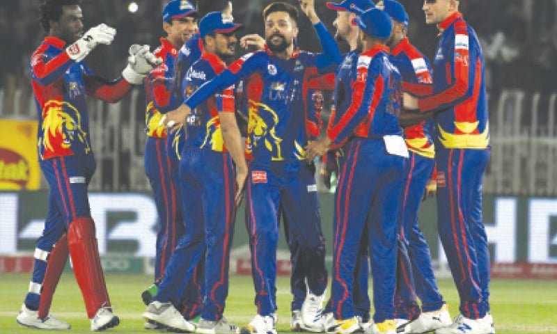 KARACHI Kings’ paceman Mohammad Amir (C) celebrates with team-mates after dismissing Peshawar Zalmi opener Tom Banton during their PSL match at the Pindi Cricket Stadium on Monday.
—Tanveer Shahzad/White Star KARACHI Kings’ paceman Mohammad Amir (C) celebrates with team-mates after dismissing Peshawar Zalmi opener Tom Banton during their PSL match at the Pindi Cricket Stadium on Monday.
—Tanveer Shahzad/White Star