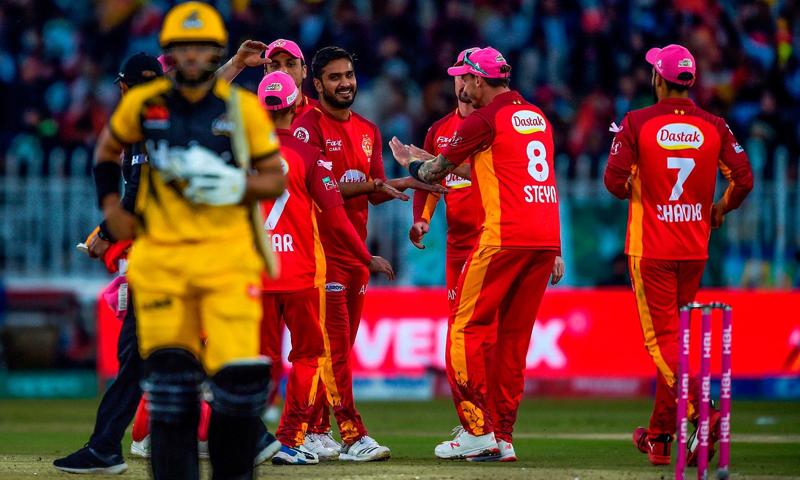 زلمی کے امام الحق صرف 7 رنز بنا کر آؤٹ ہوئے—فوٹو:اے ایف پی