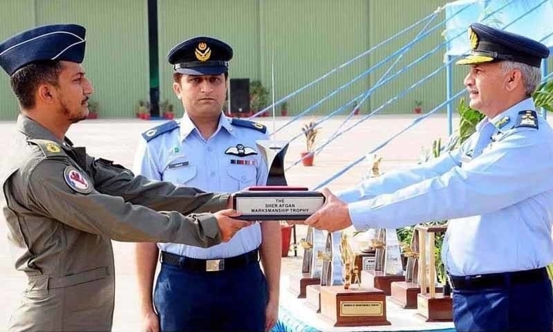 Wing Commander Nauman Akram receiving the Sher Afgan Trophy. He was martyred in Wednesday's crash. —