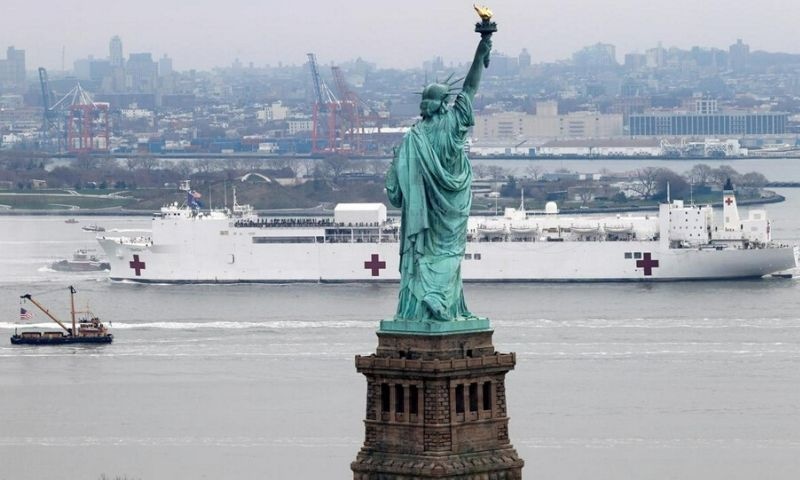 A 1,000-bed Naval hospital ship has reached New York &mdash; Reuters