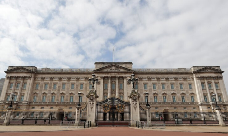 A front view of the Buckingham Palace which is usually teeming with people but is seen empty as the number of Covid-19 cases continues rising across the UK. &mdash; AP