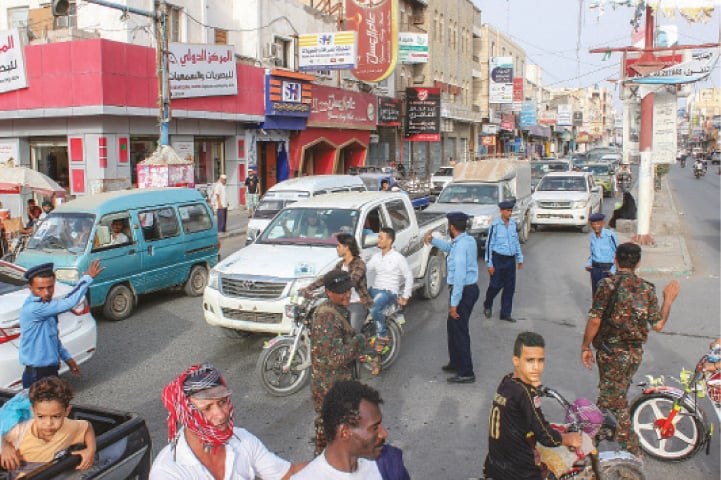 HUDEIDAH: A May 13, 2019, file photo shows Yemeni policemen (in blue) and Houthi fighters controlling traffic.&mdash;AFP