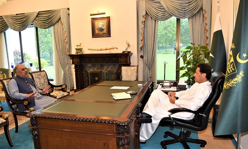 عمران خان سے اسپیکر قومی اسمبلی نے ملاقات کی—فوٹو: وزیراعظم آفس