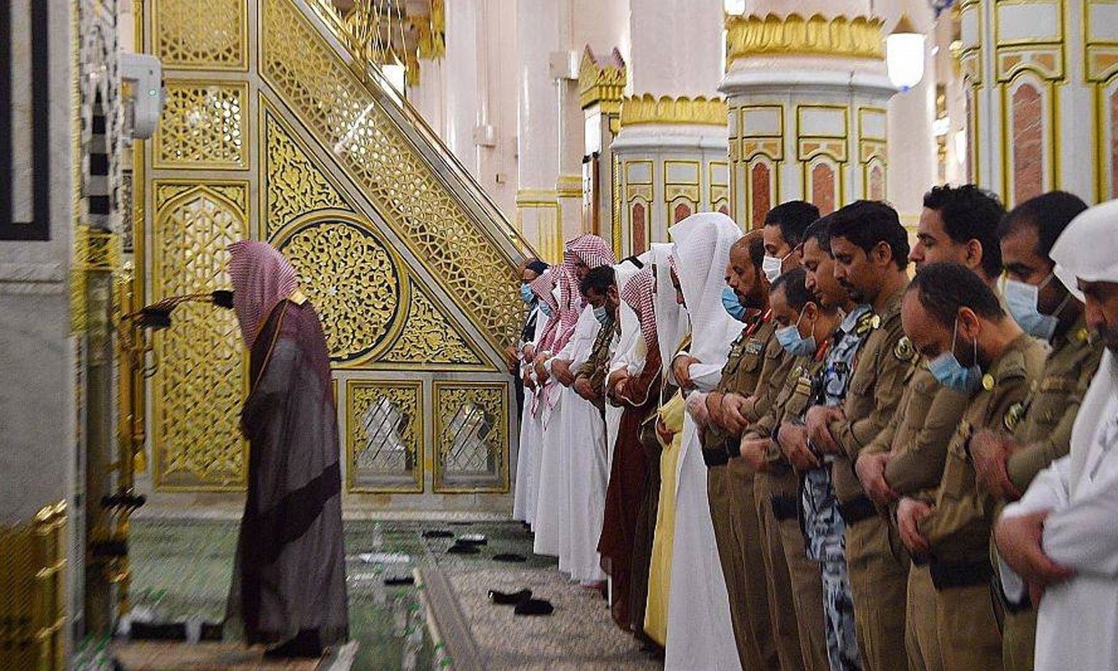 مسجد نبوی میں بھی نافذ لاک ڈاؤن و کرفیو میں نرمی کیے جانے کے بعد نماز تراویح ادا کی گئی — فوٹو: سعودی گزٹ