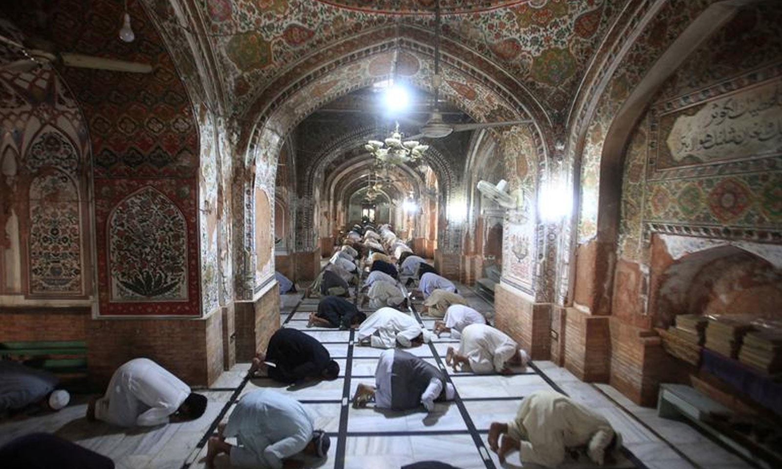 پاکستان کی مساجد میں سماجی فاصلے کی ہدایات کو مدنظر رکھتے ہوئے نماز ادا کی گئی — فوٹو: رائٹرز