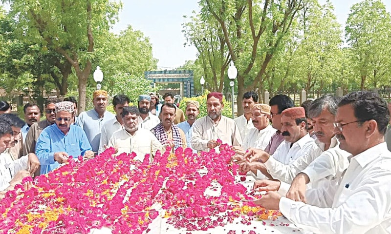 Sup leaders lay a wreath on the grave of GM Syed in Sann on his 25th death anniversary on Saturday.&mdash;Dawn