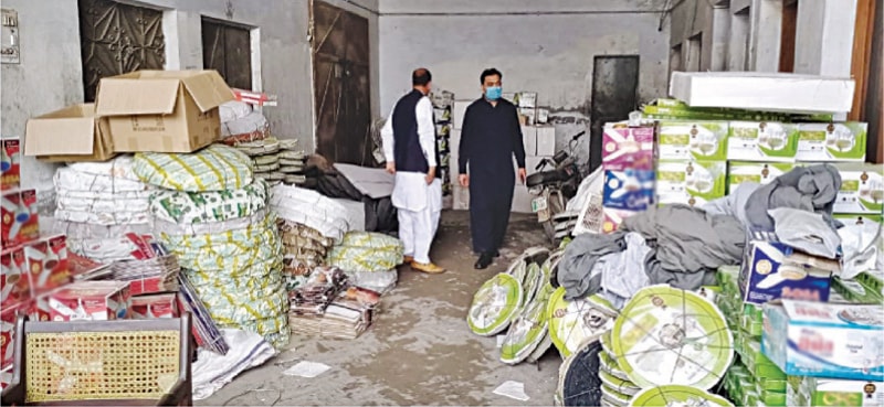 GUJRAT: Officials seal a factory in industrial estate area for continuing with operations in violation of the lockdown. — Dawn
