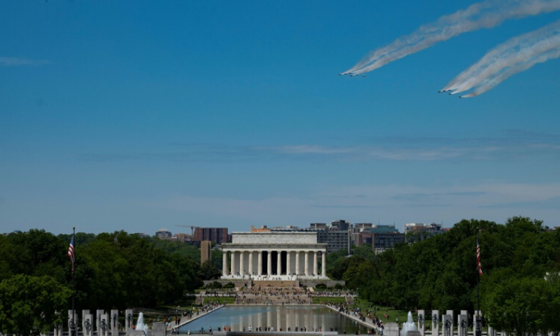 The US Navy Blue Angels and US Air Force Thunderbirds fly over the Lincoln Memorial. &mdash; AFP