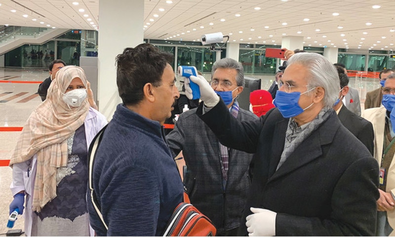 Special Assistant to Prime Minister on National Health Services Dr Zafar Mirza checks arriving passenger at Islamabad airport | Photo by Ministry of Health, GOP