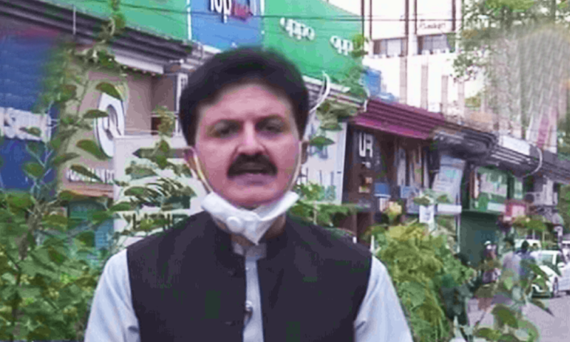 Ajmal Wazir addresses the media in Peshawar. — DawnNewsTV