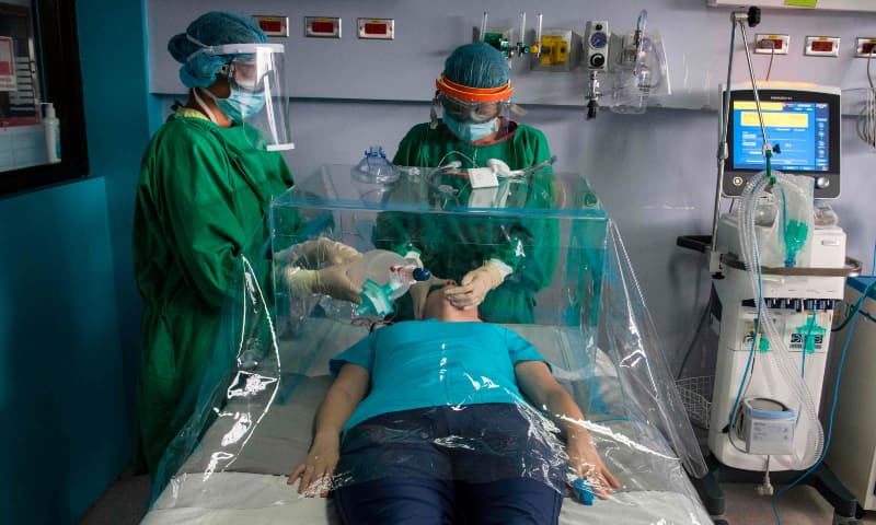 Health personnel demonstrate with a nurse how to tend a patient using a capsule as protection both for the patient and the medical staff, manufactured at the Costa Rica Institute of Technology, also known as “ITCR” or “TEC”, in Cartago, Costa Rica, on May 8. — AFP Health personnel demonstrate with a nurse how to tend a patient using a capsule as protection both for the patient and the medical staff, manufactured at the Costa Rica Institute of Technology, also known as “ITCR” or “TEC”, in Cartago, Costa Rica, on May 8. — AFP