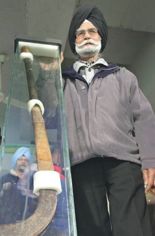 IN this Feb 6, 2009 file photo, India’s three-time field hockey Olympic gold medallist Balbir Singh poses with the stick of Indian hockey legend Major Dhyan Chand Singh, with which Dhyan Chand played in the 1936 Berlin Olympics final, in Chandigarh.—AFP