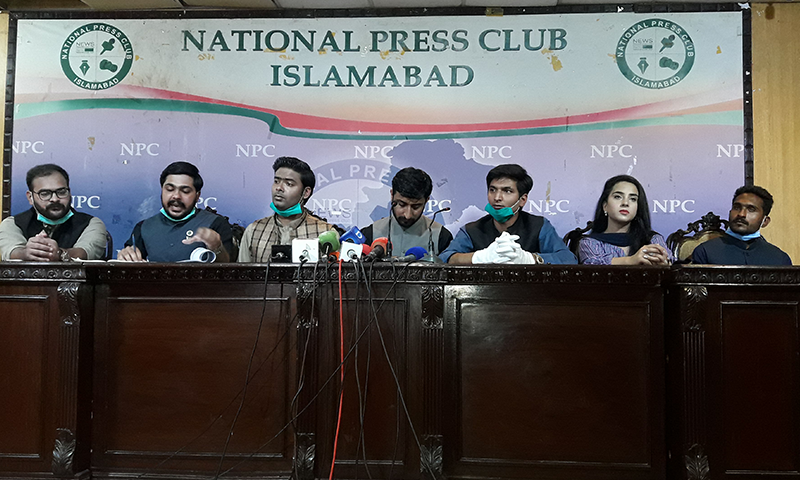 انہوں نے کہا کہ  آن لائنز کلاسز ختم کریں یا سب کو اس کی سہولت دی جائے&mdash;فوٹو: جاوید حسین