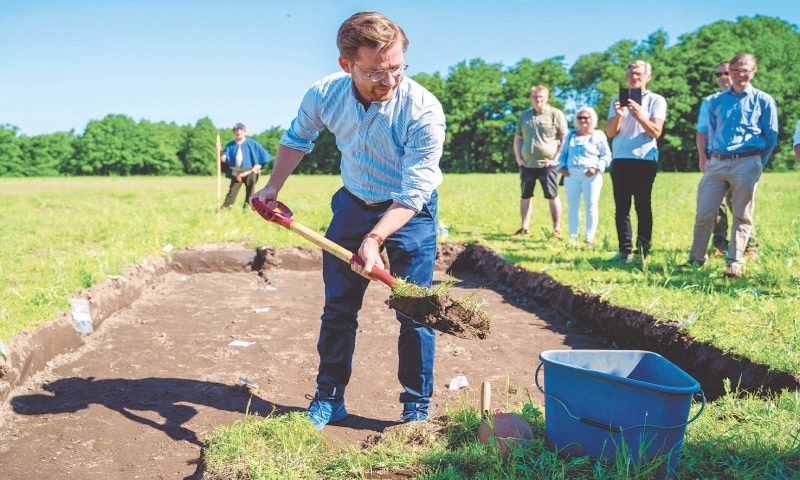 HALDEN: Norway's Environment Minister Sveinung Rotevatn inaugurates the excavation of a Viking ship discovered in the ground near this city, some 100kms south of Oslo.&mdash;AFP
