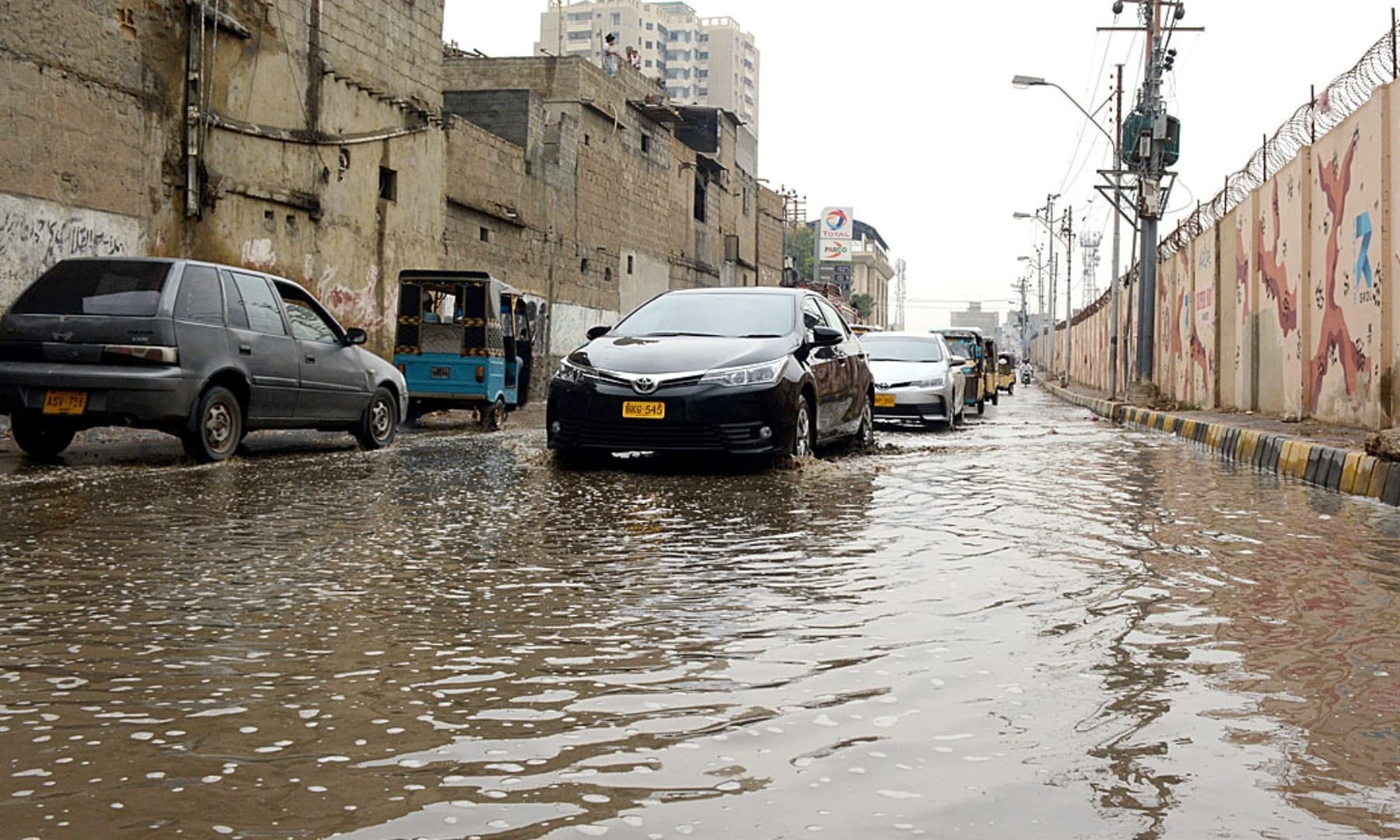 کراچی کے علاقے کالاپل میں بارش کا پانی سڑک پر جمع ہوگیا—فوٹو:اے پی پی