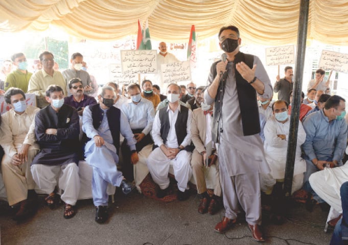 ISLAMABAD: Asad Umar, the federal Minister for Planning, Development and Special Initiatives, addresses a protest camp of the Muttahida Qaumi Movement-Pakistan in front of Parliament House on Tuesday against loadshedding by K-Electric in Karachi.—Mohammad Asim/White Star