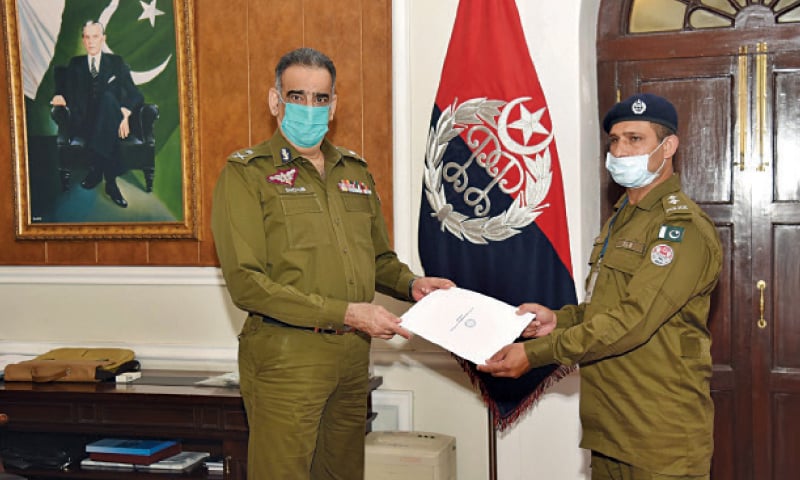 SI Dr Muhammad Irfan (right) gets cash prize from IGP Shoaib Dastgir.