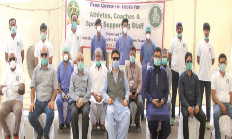 KARACHI: Karachi Sports Foundation and Al-Mustafa Welfare Society jointly conducted free Covid-19 tersts for athletes and sportsperson here on Thursday. Rotary’s District Governor
Dr Farhan Essa, Waseem Hashmi, Asif Azeem and Ahmed Raza Tayyab along with the athletes are seen on the occasion. KARACHI: Karachi Sports Foundation and Al-Mustafa Welfare Society jointly conducted free Covid-19 tersts for athletes and sportsperson here on Thursday. Rotary’s District Governor
Dr Farhan Essa, Waseem Hashmi, Asif Azeem and Ahmed Raza Tayyab along with the athletes are seen on the occasion.