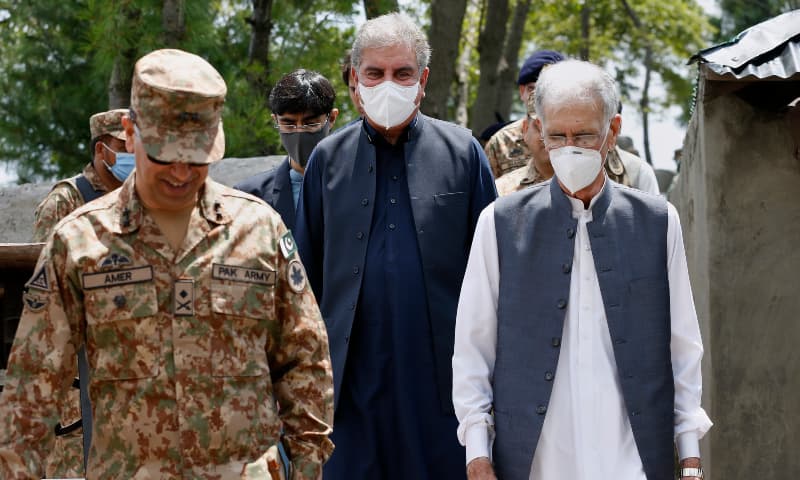 FM Shah Mahmood Qureshi, centre, Defence Minister Pervez Khattak, right, walk with a senior army officer during their visit to Chirikot sector. — AP