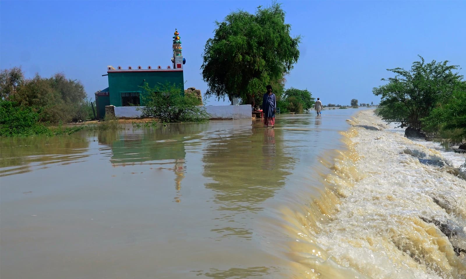 سندھ میں مسلسل موسلا دھار بارشوں سے نئی گج ڈیم کا بند ٹوٹ گیا —فوٹو: اے پی