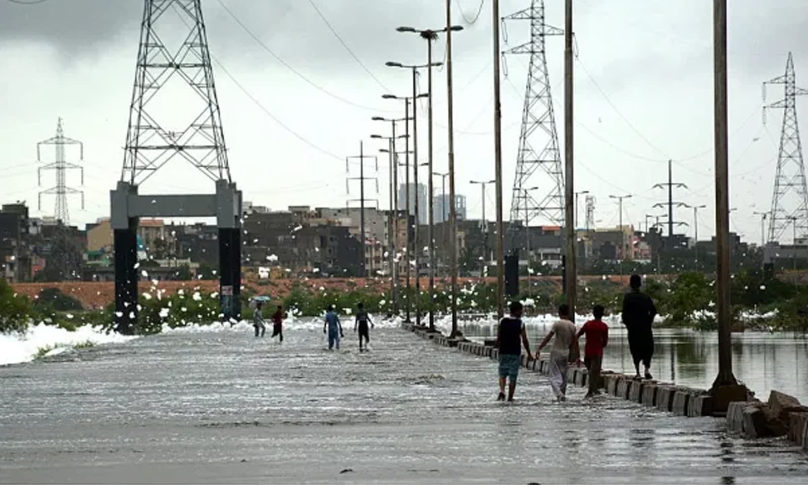 کورنگی کاز وے سے سیلابی ریلا گزررہا ہے—فوٹو: اے  پی پی