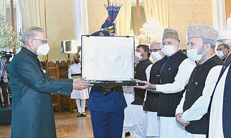 ISLAMABAD: All Parties Hurriyat Conference leaders receiving Nishan-i-Pakistan award on behalf of Syed Ali Shah Geelani from President Dr Arif Alvi on Friday. — APP