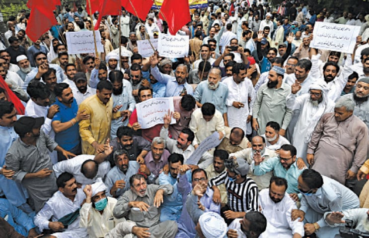 LAHORE: Power workers protest against privatisation of Discos outside the Lahore Press Club. — White Star