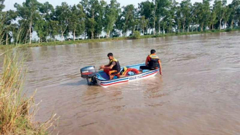 Edhi and Navy divers rushed to the site after receiving information about the incident.