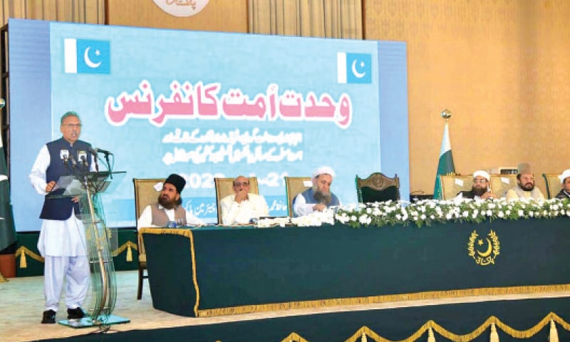 President Dr Arif Alvi speaks at the Wahadat-i-Ummat Conference at the Presidency on Monday. Allama Arif Wahidi, Allama Ziaullah Shah Bukhari, Allama Hafiz Tahir Mehmood Ashrafi, Religious Affairs Minister Pir Noorul Haq Qadri, AJK President Sardar Masood and Pir Naqeebur Rehman are also pictured.— APP