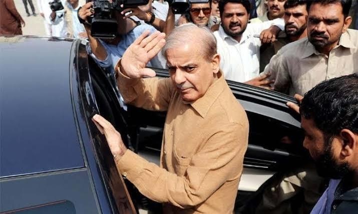 شہباز شریف کو نیب کی ٹیم نے گرفتار کرلیا—فائل فوٹو: اے ایف پی