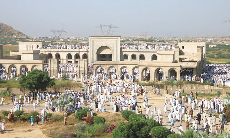 FOLLOWERS proceed to Jamia Farooqia to join others in the funeral prayer of Maulana Dr Adil Khan on Sunday. — Photo by Shakil Adil