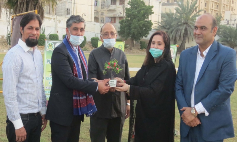 KARACHI: Pakistan Taekwondo Federation president retired Col Wasim Janjua receives a souvenir from member POA environment commission Tehmina Asif as KSF&rsquo;s Wasim Hashmi, Asif Azeem and Tariq Ali look on.