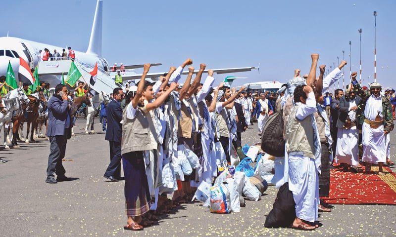 SANAA: International Red Cross workers and Yemeni officials coordinate as prisoners arrive in the rebel-held capital Sanaa on Friday.—AFP