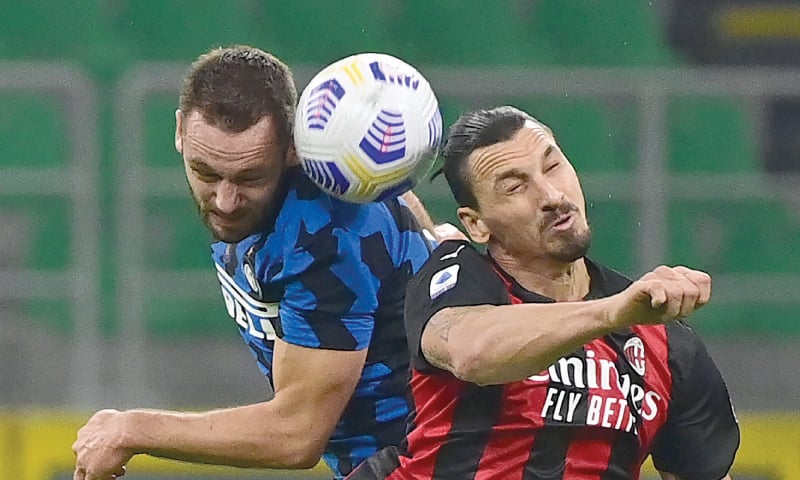 MILAN: Inter Milan’s Stefan de Vrij (L) fights for the ball with AC Milan’s Zlatan Ibrahimovic during their Serie A match at the San Siro.—AFP