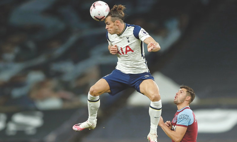 LONDON: Tottenham Hotspur’s Gareth Bale heads the ball next to Aaron Cresswell of West Ham United during their English Premier League match at the Tottenham Hotspur Stadium.
—AP