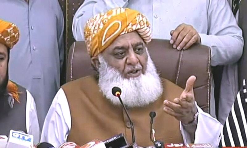 Pakistan De­m­ocra­­tic Movement president Maulana Fazlur Rehman addresses the media. — DawnNewsTV