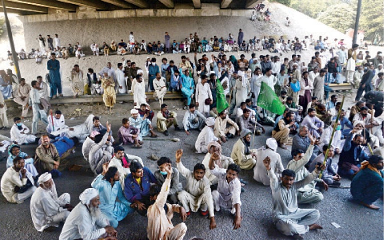 Farmers stage a sit-in at Thokar Niaz Beg for forcing the government to accept their demands. — White Star
