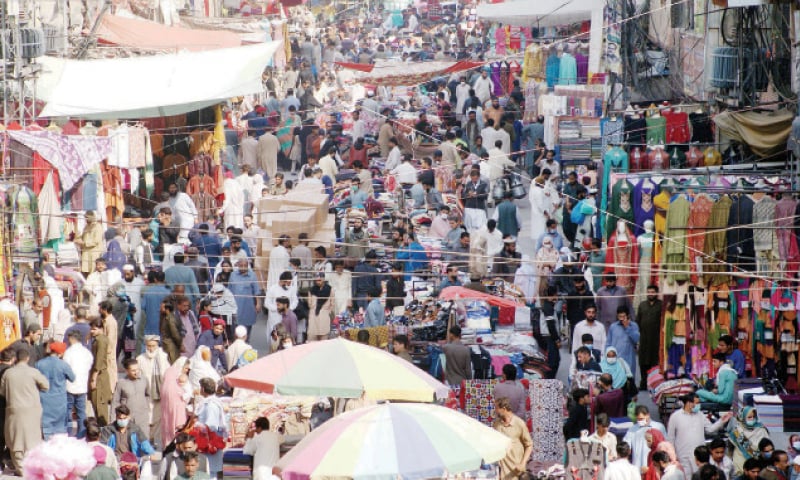 Majority of the people at Rawalpindi&rsquo;s Bara Market can be seen ignoring health guidelines issued to limit the spread of coronavirus on Saturday. &mdash; Online