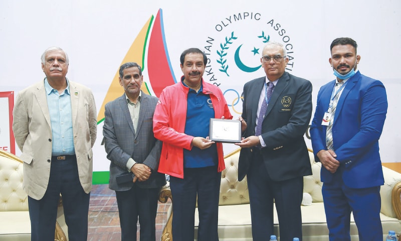LAHORE: President POA Lt Gen (r) Arif Hasan who was chief guest on the second day of National Athletes Forum, presents a souvenir to Executive Officer Asian Hockey Federation Tayyab Ikram here on Sunday.