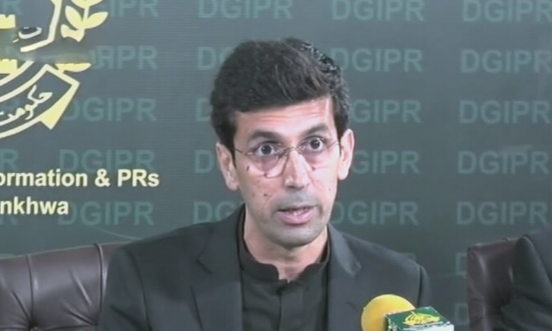 وزیر تعلیم شہرام تراکئی پشاور میں پریس کانفرنس کر رہے تھے &mdash;  فائل فوٹو: ڈان نیوز