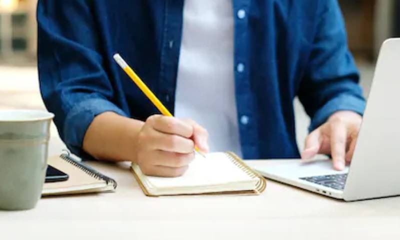 محمد حسن نامی استاد آن لائن کلاس لیتے ہوئے انچانک فرش پر گرے اور لمحوں میں ہی ان کا انتقال ہوگیا- فوٹو: شٹراسٹاک محمد حسن نامی استاد آن لائن کلاس لیتے ہوئے انچانک فرش پر گرے اور لمحوں میں ہی ان کا انتقال ہوگیا- فوٹو: شٹراسٹاک