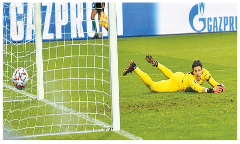 MOENCHENGLADBACH: Moenchengladbach’s goalkeeper Yann Sommer fails to save the ball as Inter Milan’s Romelu Lukaku scores his side’s second goal during the Champions League Group ‘B’ match at the Borussia Park.—AP MOENCHENGLADBACH: Moenchengladbach’s goalkeeper Yann Sommer fails to save the ball as Inter Milan’s Romelu Lukaku scores his side’s second goal during the Champions League Group ‘B’ match at the Borussia Park.—AP