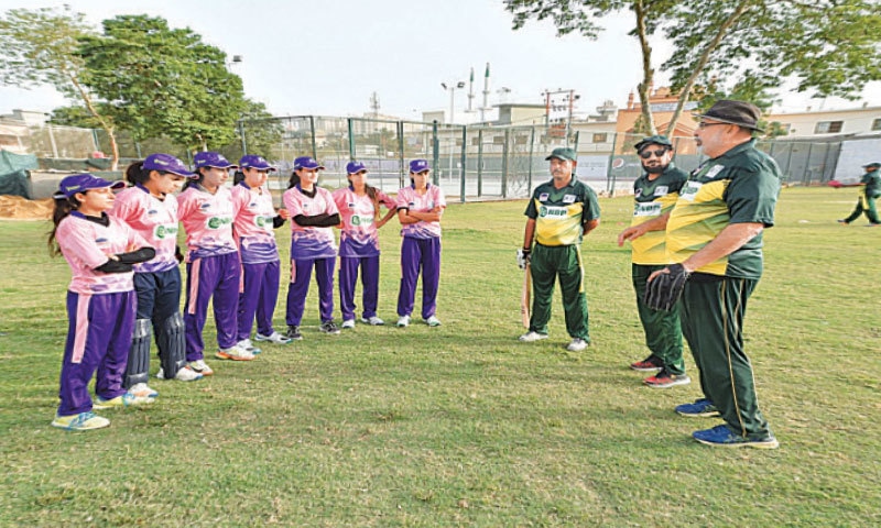 KARACHI: Ex-Test fast bowler and coach Jalaluddin speaks to women cricketers during a training session.