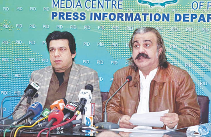 ISLAMABAD: Federal Minister for Kashmir Affairs and Gilgit-Baltistan Ali Amin Gandapur and Minister for Water Resources Faisal Vawda addressing a press conference on Monday.—APP